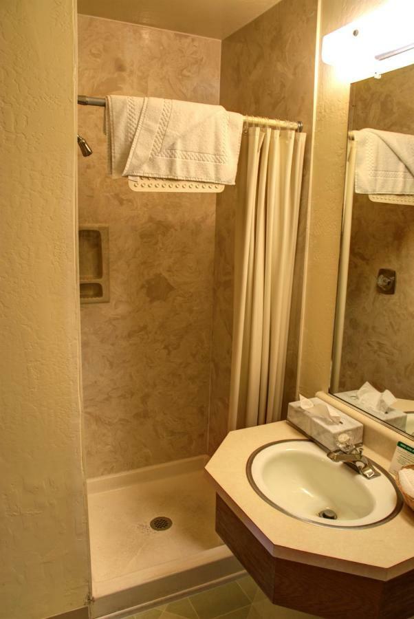 Crescent Beach Motel Кресънт Сити Стая снимка