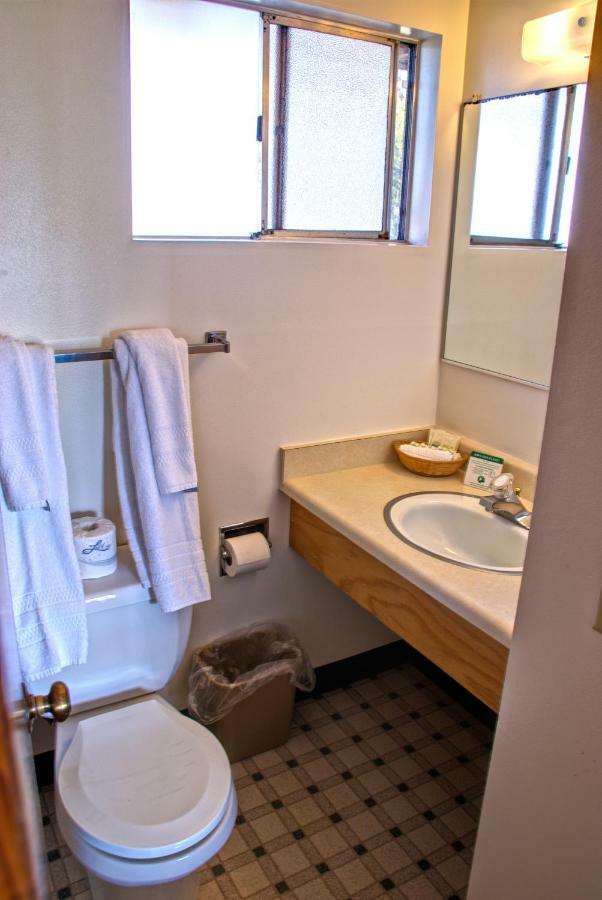 Crescent Beach Motel Кресънт Сити Стая снимка